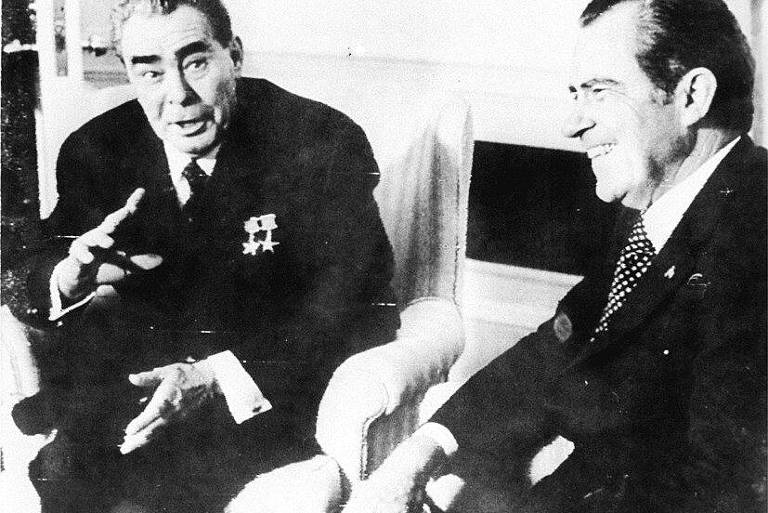 Khruschev seria deposto em 1964, e Leonid Brejnev (à esq., na foto com o presidente americano Richard Nixon durante encontro na Casa Branca) assumiu o poder do PC