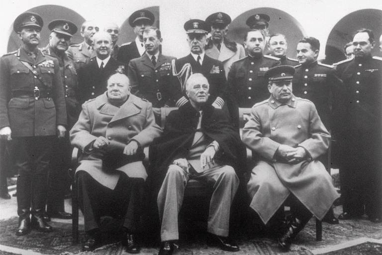 Foto de 1945 mostra, à frente, o primeiro-ministro britânico Winston Churchill, o presidente americano Franklin Roosevelt e Josef Stálin em conferência que discutiu a divisão política no pós-guerra