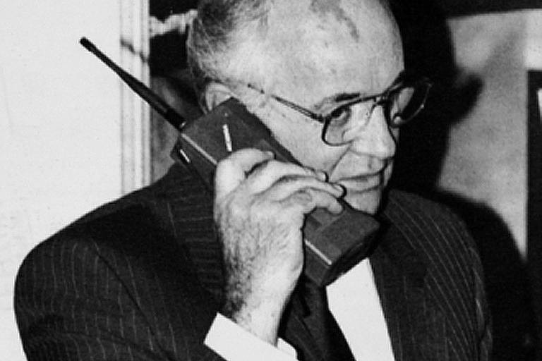 O líder soviético Mikhail Gorbatchov, faz ligação do Mobira Cityman, primeiro telefone celular da Nokia. (Foto: Divulgação) ***DIREITOS RESERVADOS. NÃO PUBLICAR SEM AUTORIZAÇÃO DO DETENTOR DOS DIREITOS AUTORAIS E DE IMAGEM***