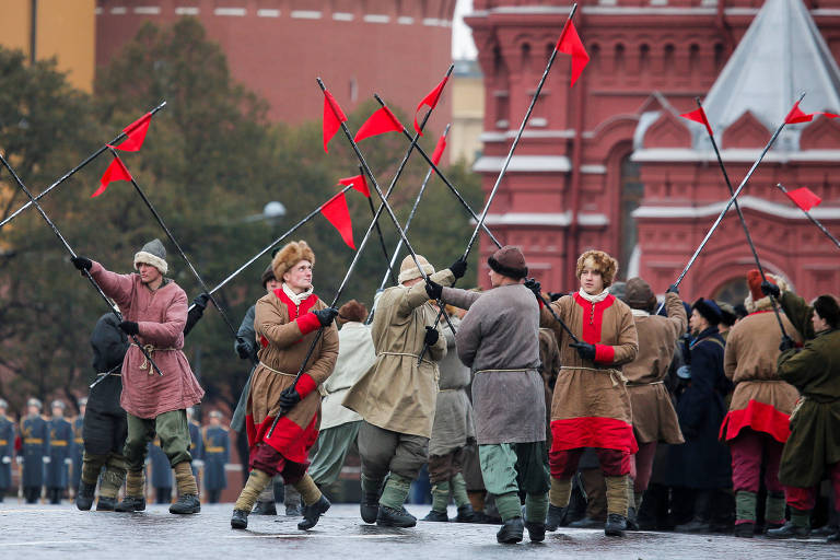 Participantes ensaiam para um desfile militar na Praça Vermelha em Moscou, Rússia