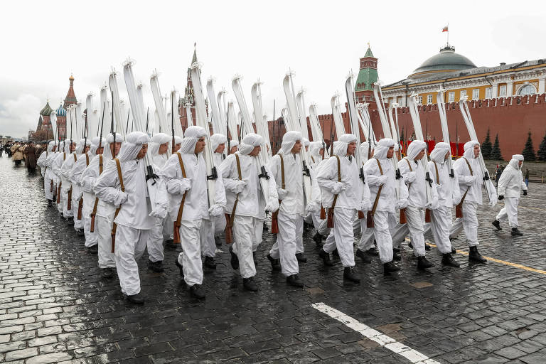 Membros do exército russo, vestidos com uniformes históricos, participam de um desfile militar para marcar o aniversário de um desfile histórico em 1941, quando os soldados soviéticos marcharam em frente à Praça Vermelha em Moscou, Rússia