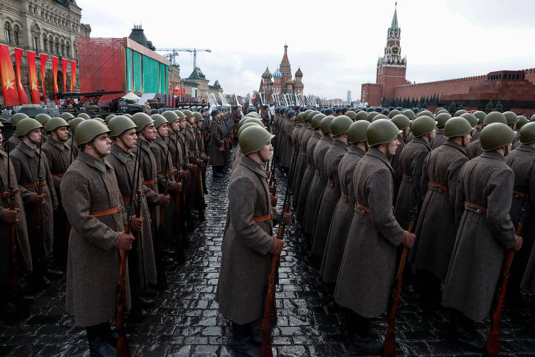 Membros do exército russo, vestidos com uniformes históricos, participam de um desfile militar para marcar o aniversário de um desfile histórico em 1941, quando os soldados soviéticos marcharam em frente à Praça Vermelha em Moscou, Rússia