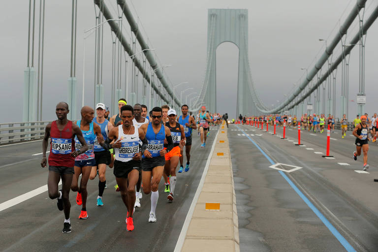 Atletas cruzam a ponte Verrazano-Narrows na Maratona de Nova York de 2017