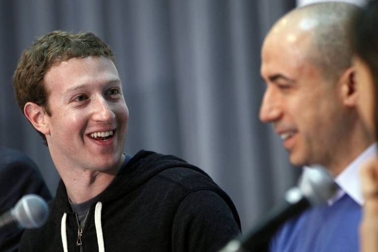 Mark Zuckerberg (esq.), fundador do Facebook, ao lado do investidor russo Yuri Milner 