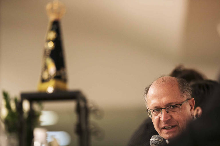 O governador Geraldo Alckmin durante entrevista no Santuário Nacional de Nossa Senhora Aparecida após missa que celebrou 300 anos do encontro da imagem de Nossa Senhora Aparecida