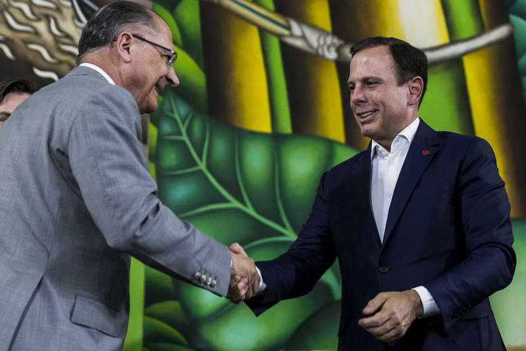 O governador Geraldo Alckmin cumprimenta o prefeito João Doria durante cerimônia em São Paulo