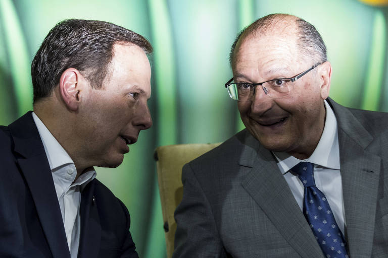 O governador Geraldo Alckmin conversa com o prefeito João Doria durante cerimônia em São Paulo