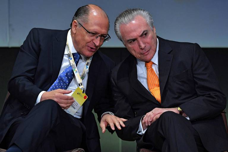 O governador Geraldo Alckmin (à esq.) conversa com o presidente Michel Temer durante evento em São Paulo