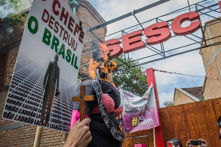 Protesto contra o seminário "Os Fins da Democracia", com participação de Judith Butler, no Sesc Pompéia, em São Paulo