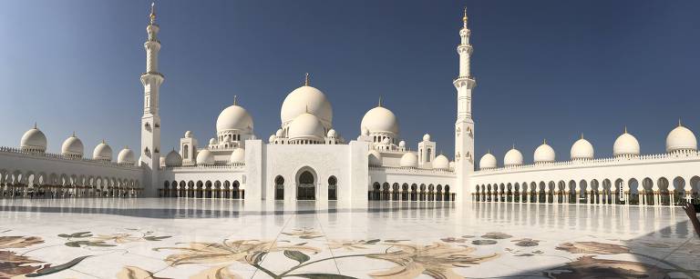 A Grande Mesquita tem um pátio retangular, e em três dos lados se distribuem as 82 cúpulas. Ao fundo, há dois minaretes e mais quatro cúpulas, maiores do que as demais. Todo o espaço é revestido de mármore