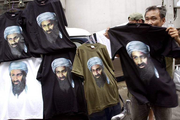 Homem tailandês vende camisetas com o rosto de Osama bin Laden, em 2001