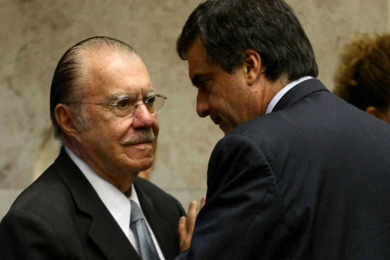 O então ministro da Justiça, José Eduardo Cardozo, e o senador José Sarney durante sessão solene em que Luís Roberto Barroso tomou posse como ministro do STF em 2013