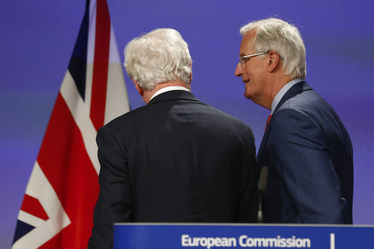 David Davis (esq.), representante britnico nas negociaes do 'brexit', e Michel Barnier, da Unio Europeia, deixam coletiva aps a ltima rodada de negociao