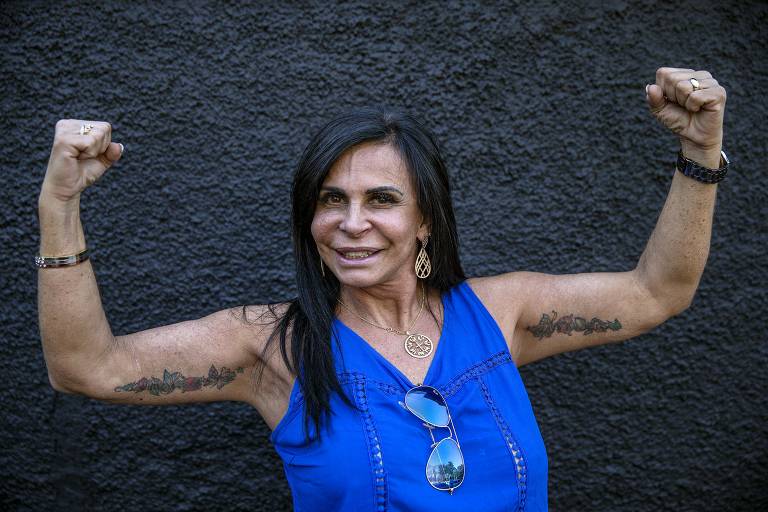 Gretchen mostra as tatuagens que fez nos braços para esconder a cicatrizes de uma cirurgia plástica  -  Retrato da cantora Gretchen para entrevista à Folha, coluna Mônica Bergamo, em São Paulo (SP)
