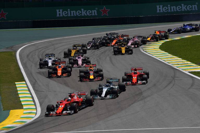 Sebastian Vettel lidera após largada no GP Brasil do ano passado, em Interlagos