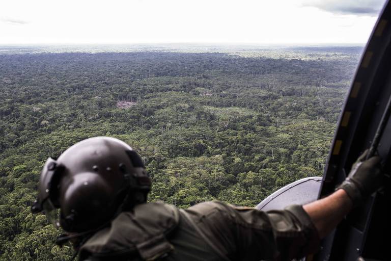 Resultado de imagem para Helicóptero Cougar, da aeronáutica brasileira, sobrevoa a região do Vale do Javari, próximo à cidade de Atalaia do Norte (AM), durante o AmazonLog