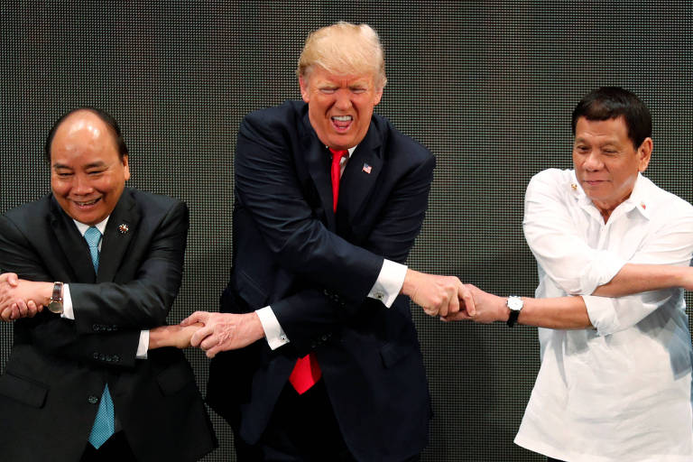 Trump (centro) cumprimenta o presidente filipino, Rodrigo Duterte (de branco) e o premiê do Vietnã, Nguyen Xuan Phuc, durante a reunião da Associação de Nações do Sudeste Asiático, em Manila 