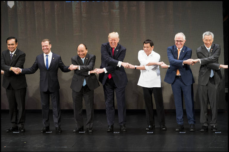 Trump (centro) cumprimenta o presidente filipino, Rodrigo Duterte (de branco) e o premi do Vietn, Nguyen Xuan Phuc, durante a reunio da Associao de Naes do Sudeste Asitico em Manila
