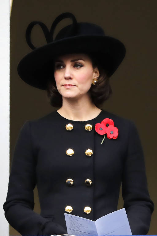 Kate Middleton homenageia vítimas das guerras mundiais