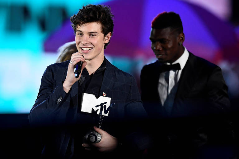 Cantor canadense Shawn Mendes recebe prêmio durante MTV Europe Music Awards em Londres 