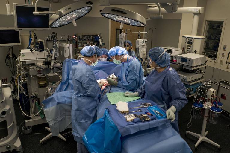 Geoff Stiller prepara dupla mastectomia como parte de uma cirurgia de reatribuição sexual em Moscow