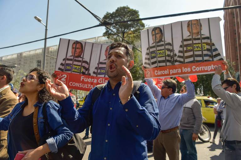 Opositores se manifestam a favor da priso do vice-presidente do Equador, Jorge Glas, em Quito