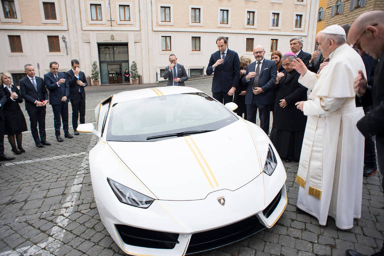O papa Francisco abençoa o Lamborghini doado a ele pela montadora italiana, no Vaticano, em 15 de novembro de 2017. 