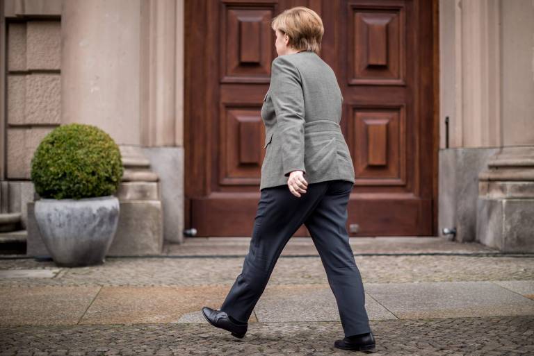A chanceler alem Angela Merkel chega para reunio de negociao para a formao de um novo governo 
