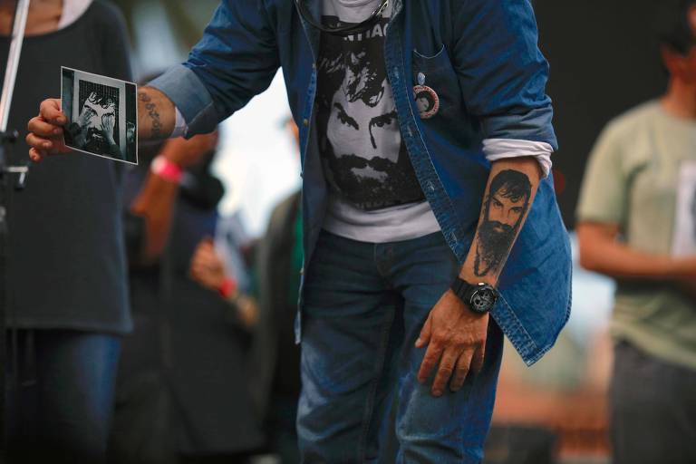 Imagem de Santiago Maldonado  vista na camiseta e tatuada no brao de seu irmo, Sergio