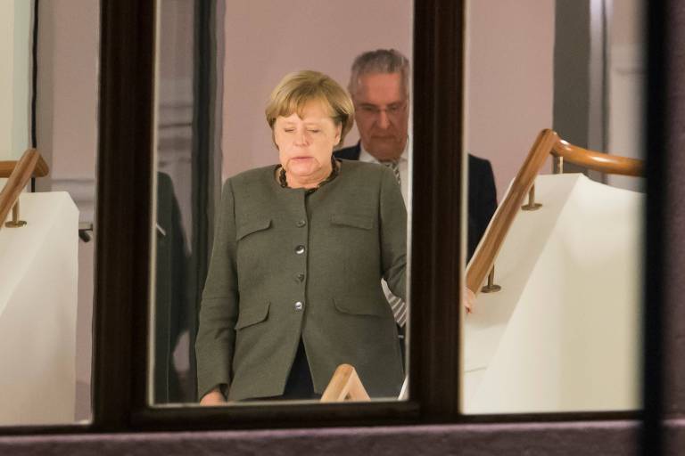 A chanceler alem, Angela Merkel, aparece ao lado do Joachim Hermann, lder do CSU