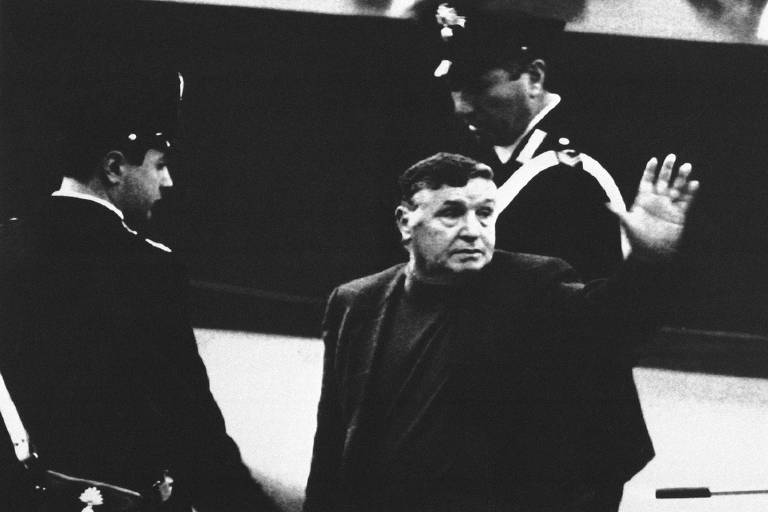 O mafioso Salvatore "Totó" Riina durante julgamento em Palermo, na Itália, em 1993