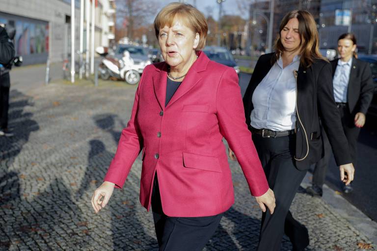 A chanceler alem, Angela Merkel, chega para nova rodada de conversas sobre coalizo, em Berlim