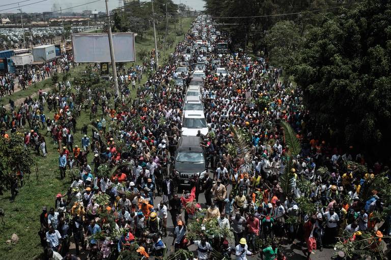 Simpatizantes de Raila Odinga acompanham seu comboio pelas ruas de Nairbi, no Qunia