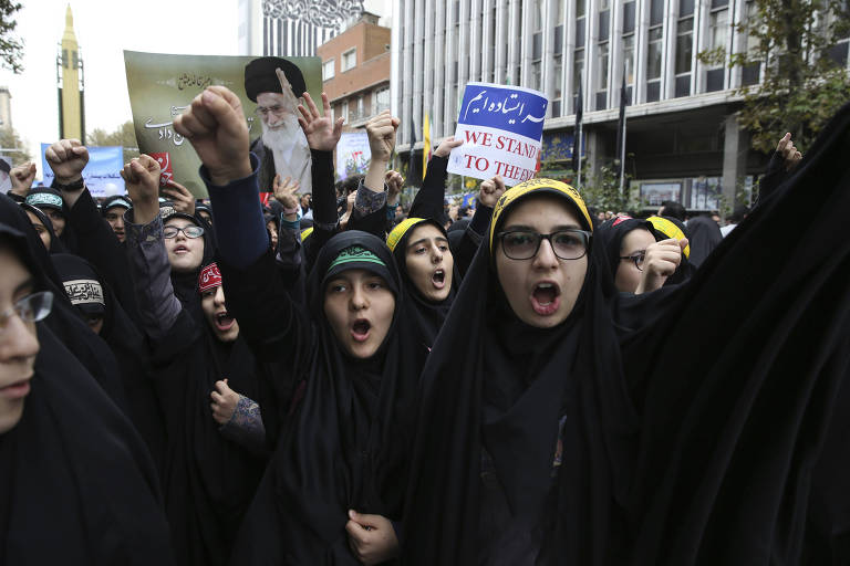 Estudantes iranianas celebram diante da antiga Embaixada dos EUA em Teerã o 38º aniversário tomada do prédio
