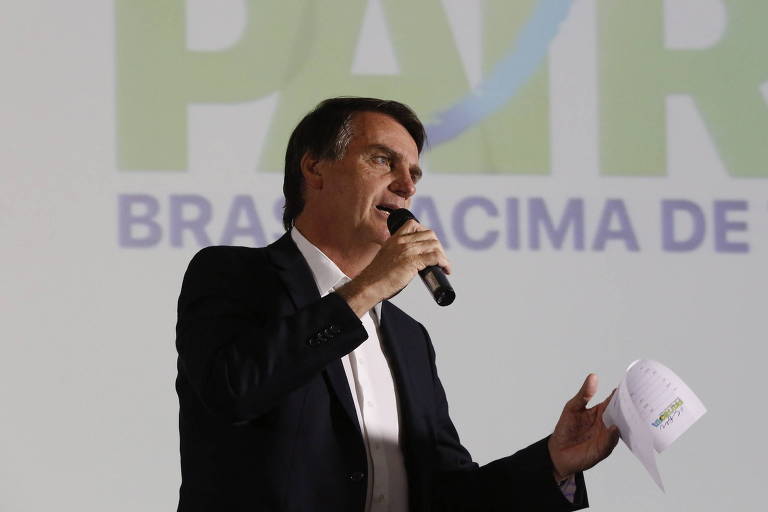 Jair Bolsonaro é sabatinado por jornalistas na TV neste domingo 