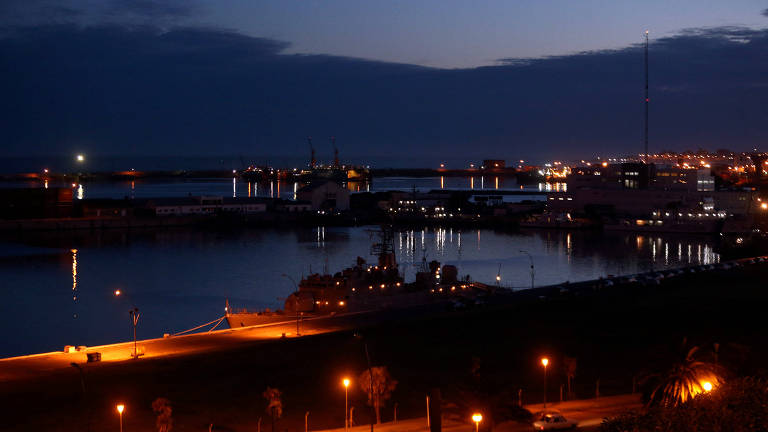Navios em uma base naval argentina, onde o submarino ARA San Juan desaparecido navegou, em Mar del Plata