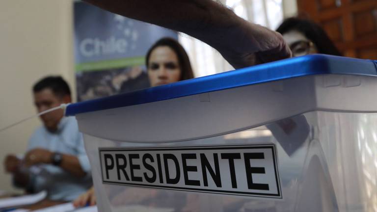 Eleitor vota em Santiago