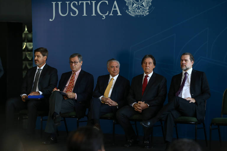 Da esq. para a dir., o novo diretor da PF, Fernando Segovia, o ministro da Justiça, Torquato Jardim, o presidente do Brasil, Michel Temer, o presidente do Senado, Eunício Oliveira, e o ministro do STF Dias Toffoli durante cerimônia de posse