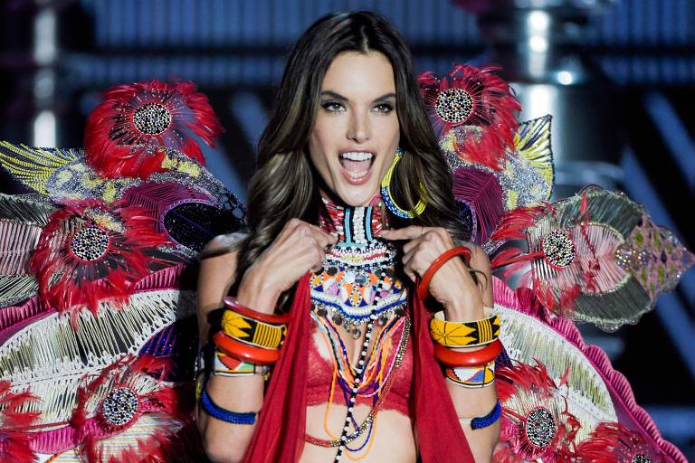 Alessandra Ambrósio usará lingerie de R$ 5 milhões em desfile da Victoria's  Secret - Moda - Extra Online