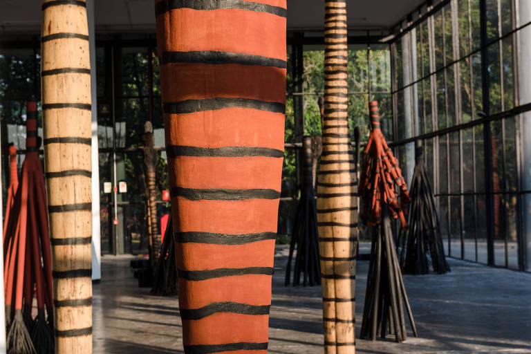 Esculturas de madeira queimada e pigmentos naturais na obra "Sem Ttulo (Bailarinas)", de Frans Krajcberg, exibida na 32 Bienal, em 2016