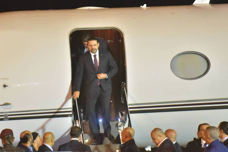 O primeiro-ministro do Líbano, Saad Hariri, é recebido por outras autoridades no aeroporto de Beirute