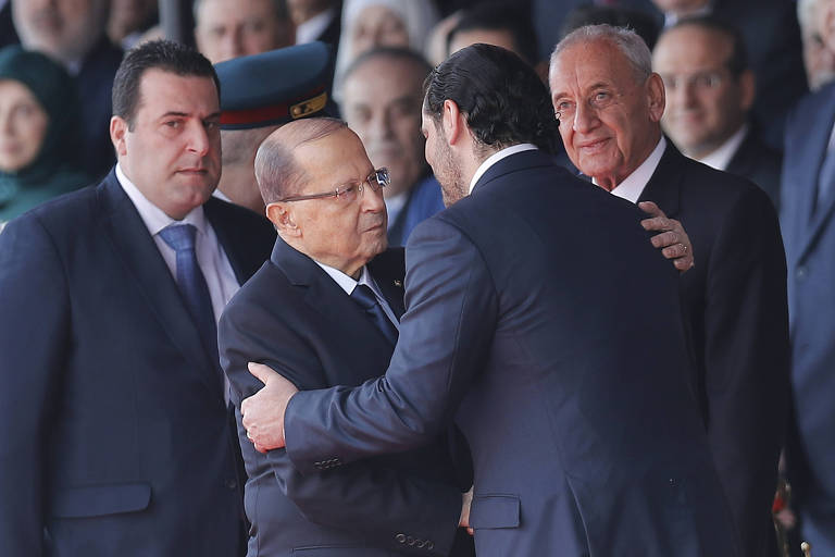 O premi� do L�bano Saad Hariri (de costas) abra�a o o presidente Michel Aoun em Beirute