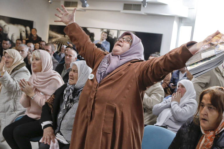 Mulheres bsnias em Srebrenica comemoram ao ver pela TV a condenao de Ratko Mladic