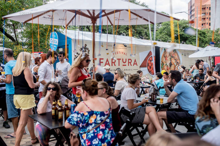 Praça de alimentação da edição do festival Fartura em Belo Horizonte, Minas Gerais