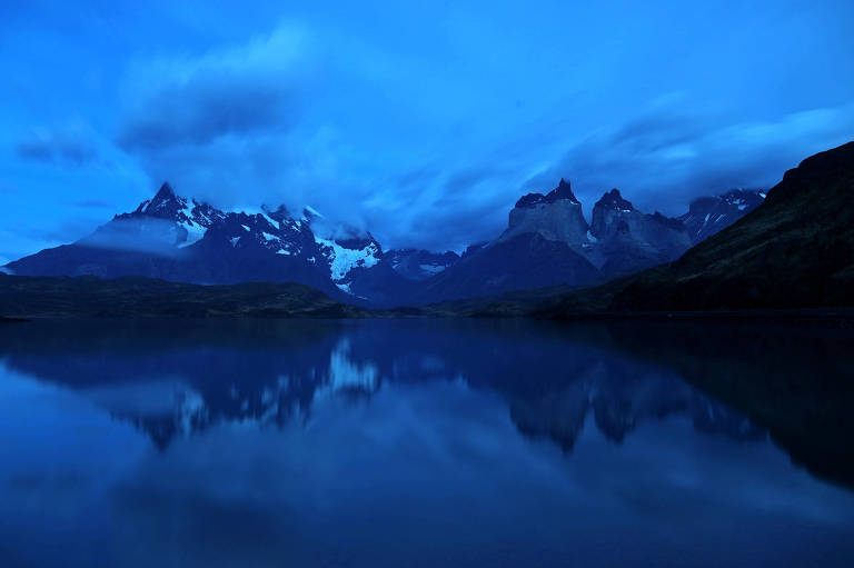 Montanhas no anoitecer no Parque Nacional Torres del Paine, no Chile