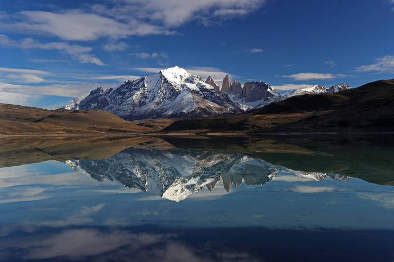 Reflexo de montanha em lago do Parque Nacional Torres del Paine, na Patagônia chilena