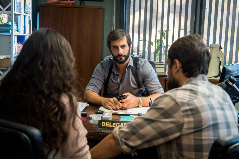 VINICIUS (Flavio Tolezani) conta que as ameaças vieram de um celular registrado no nome de Clara (Bianca Bin) e vai precisar pedir uma avaliação psiquiátrica