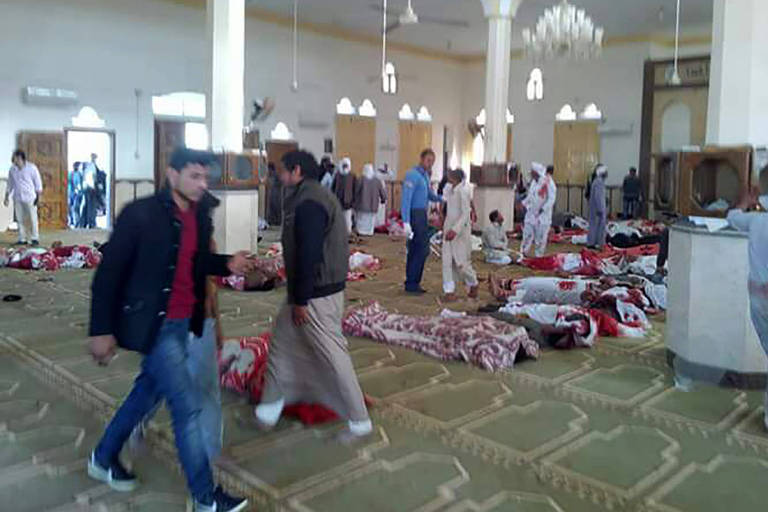 Pessoas feridas dentro da mesquita após o ataque desta sexta-feira