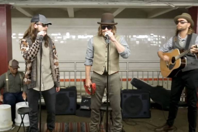 Disfarçados, Maroon 5 e Jimmy Fallon surpreendem fãs e tocam no metrô de Nova York