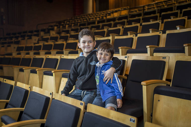 Os irmos Franco, 9, e Victor, 3, vo pela primeira vez ao teatro